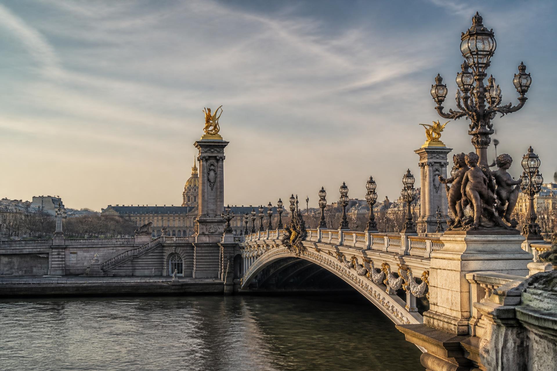 Le pont Alexandre III et la Seine à Paris